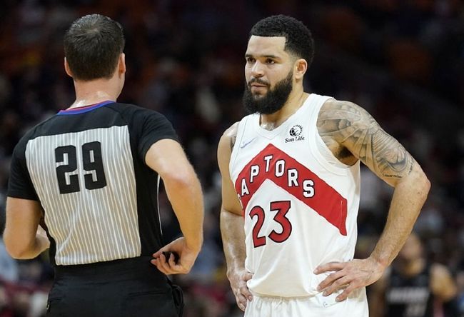 甲的表现更 甲的表现更