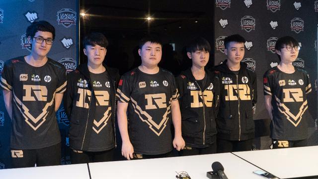 在足球场上 在足球场上